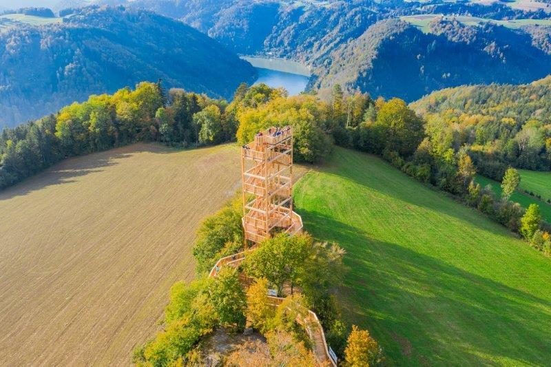 Burgstall mit Aussichtsturm